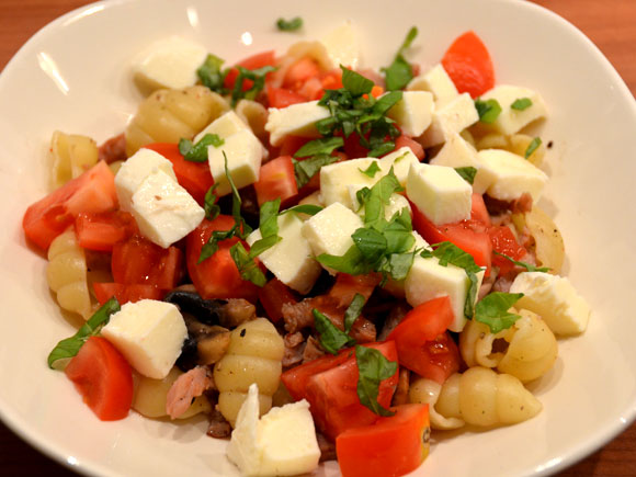 Pasta with mushrooms and mozzarella