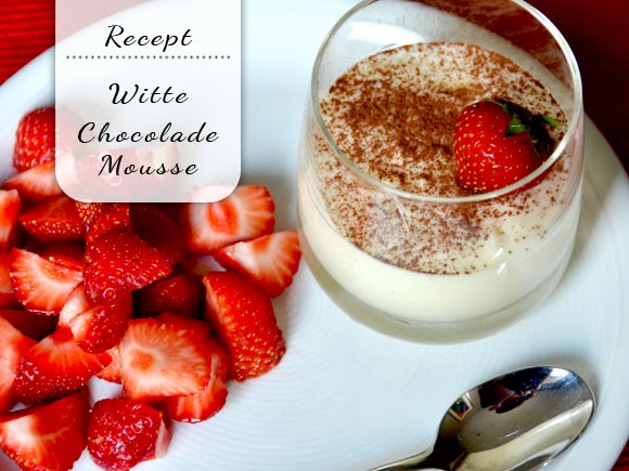 Witte chocolademousse met aardbeien