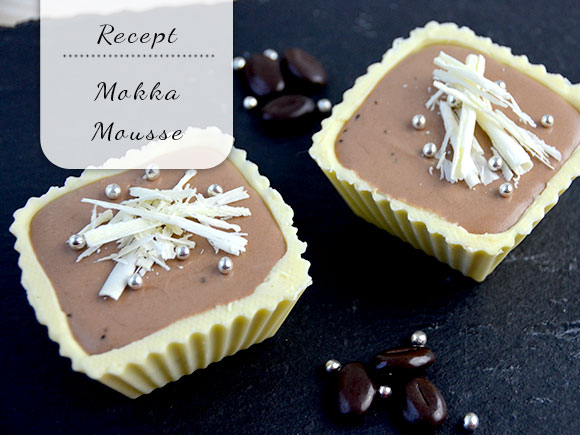 Bakjes van chocola met mokka-mousse
