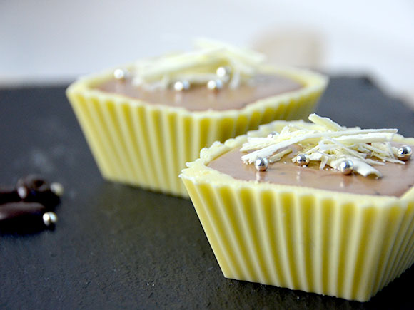 Bakjes van chocola met mokka-mousse