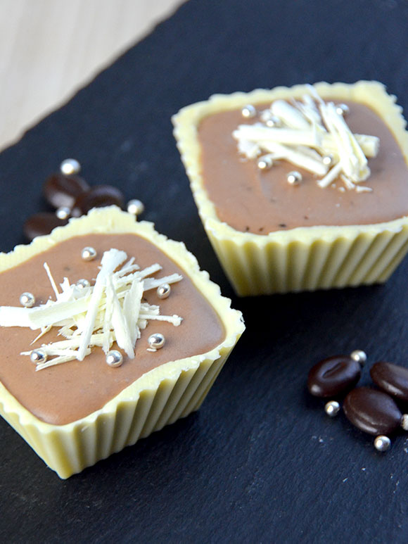 Bakjes van chocola met mokka-mousse