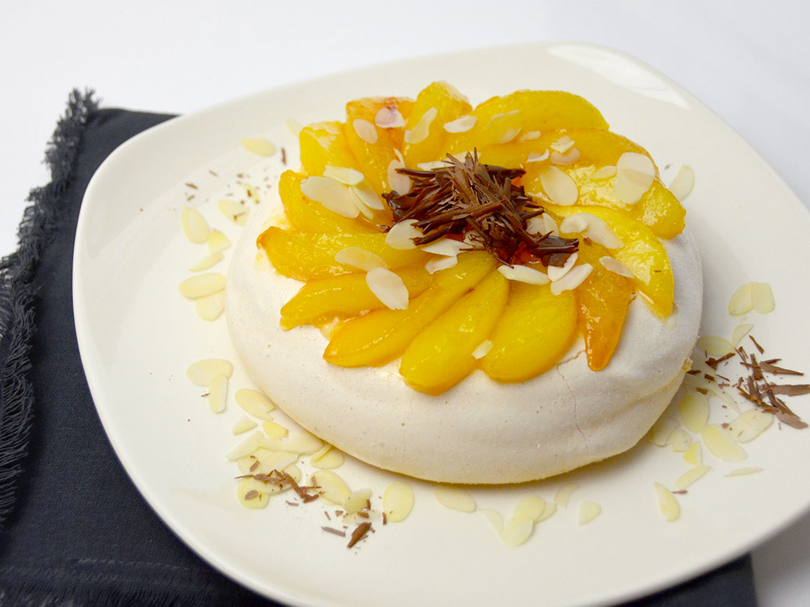 Pavlova met gekarameliseerde peer