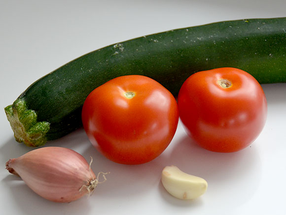 Tomatensoep met courgette en chorizo