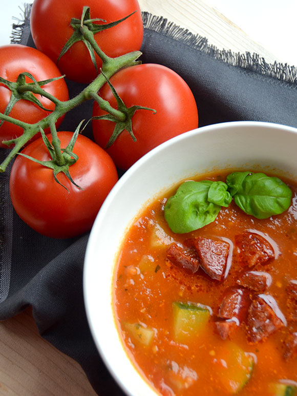 Tomatensoep met courgette en chorizo