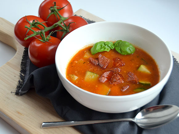 Tomatensoep met courgette en chorizo