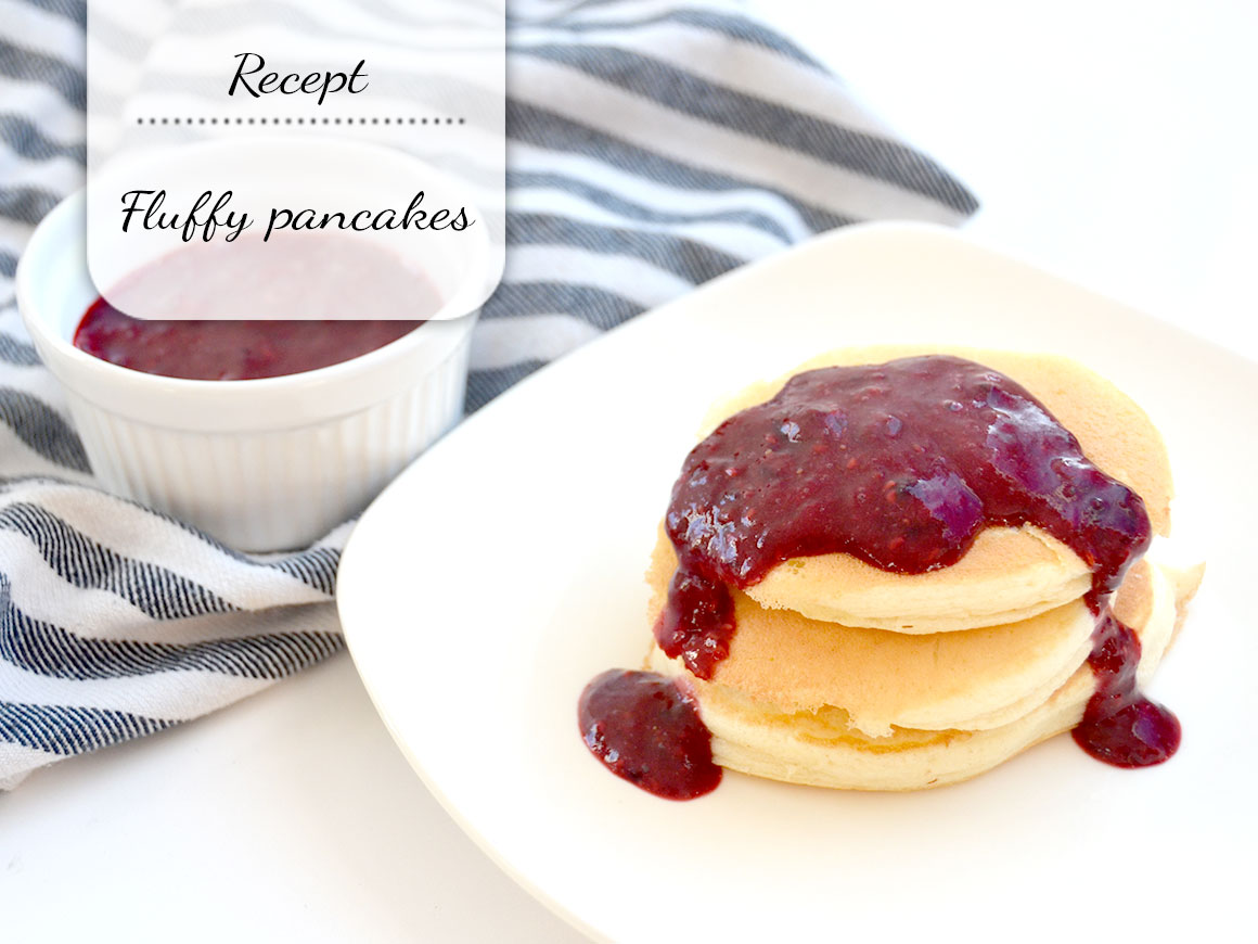 Fluffy American pancakes met snelle vruchtencompote