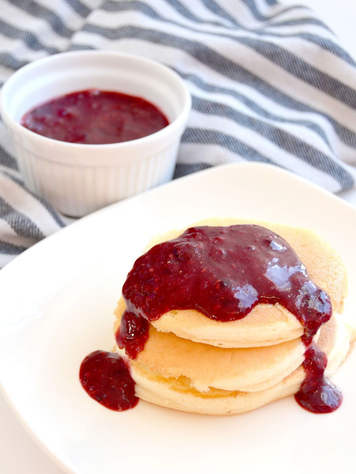 Fluffy American pancakes met snelle vruchtencompote