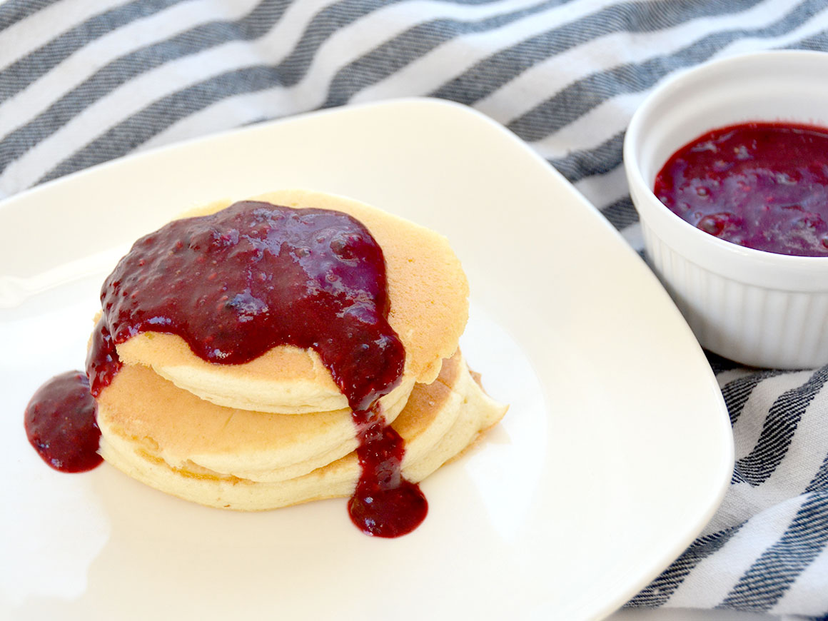 Fluffy American pancakes met snelle vruchtencompote