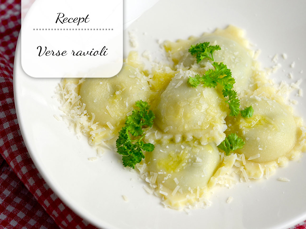 Zelfgemaakte verse ravioli met spinazie