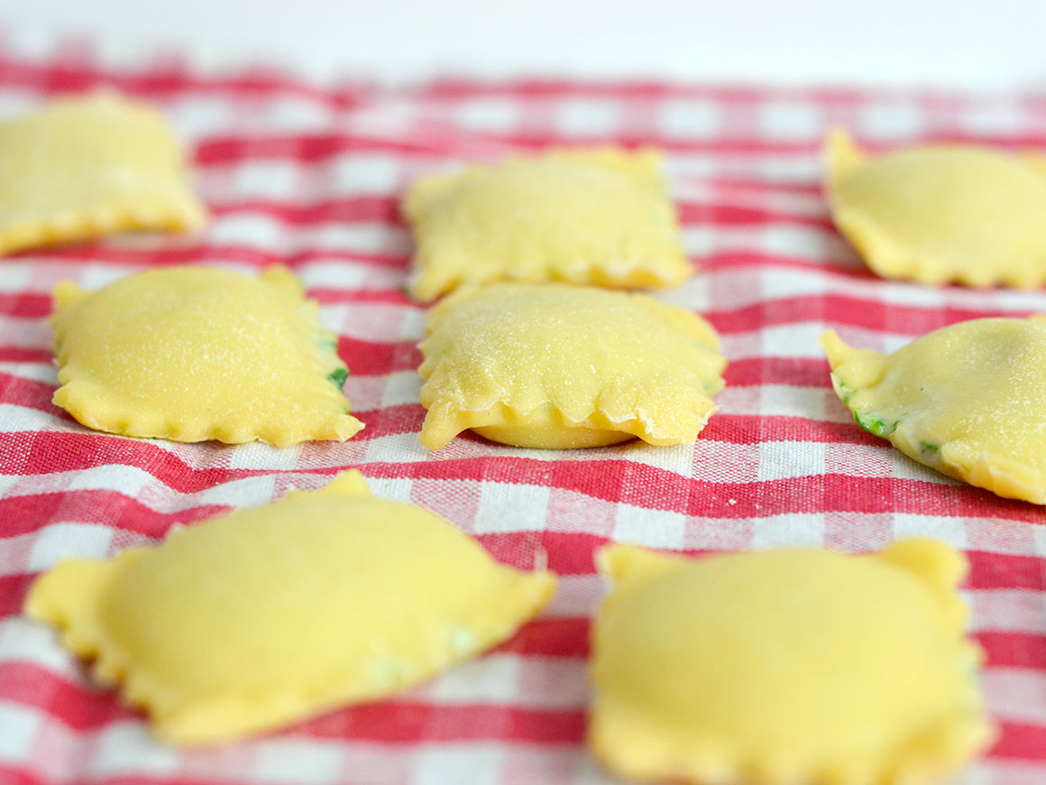 Zelfgemaakte verse ravioli met spinazie