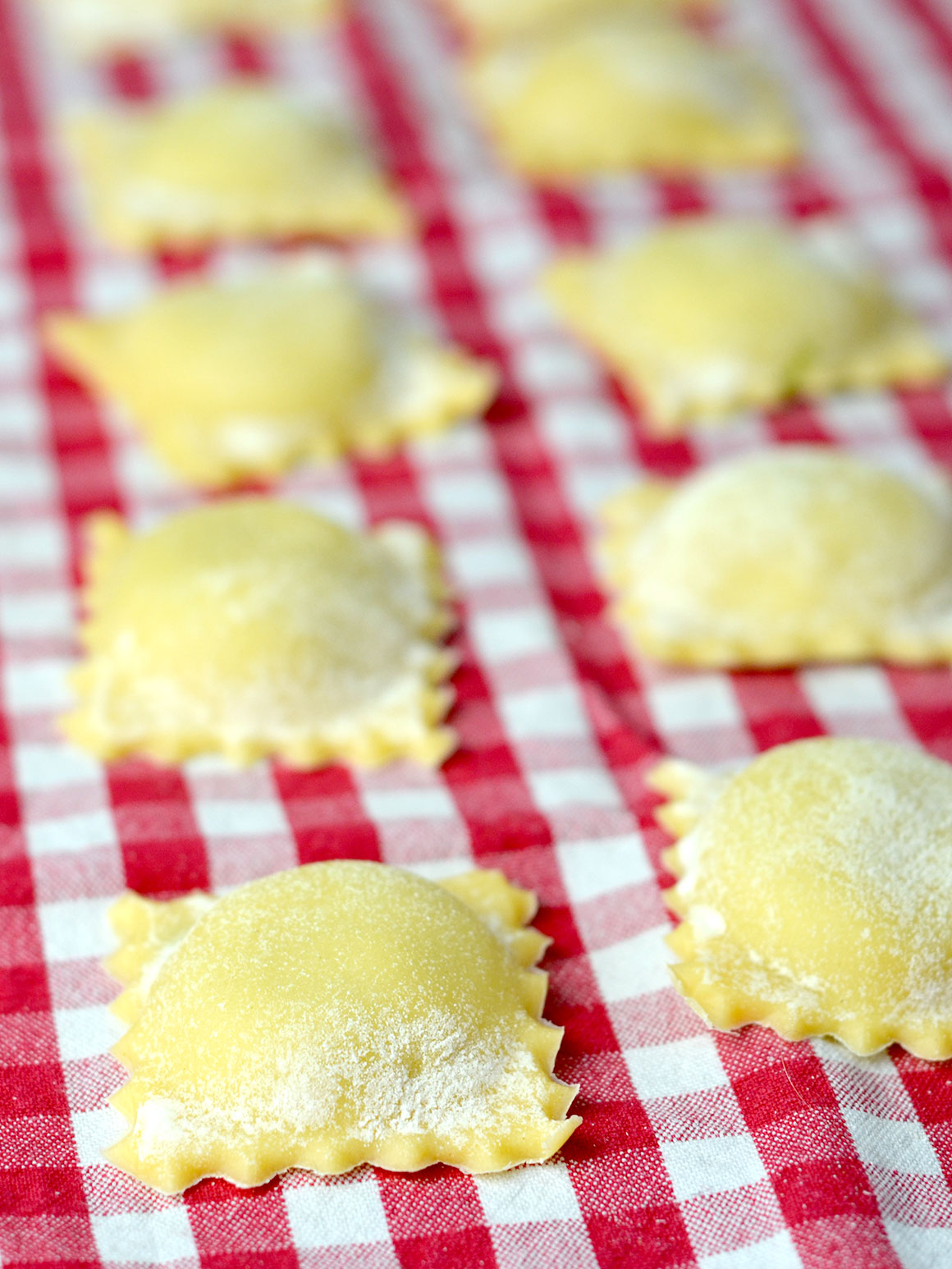 Zelfgemaakte verse ravioli met spinazie