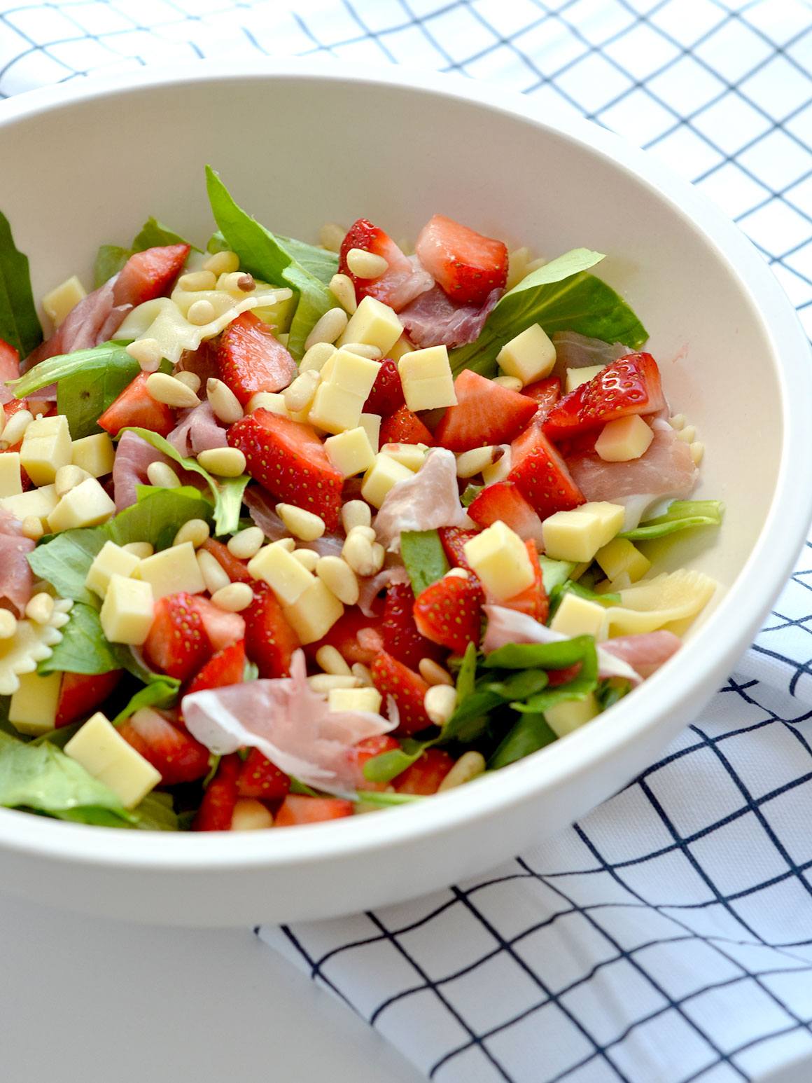 Zomerse pastasalade met aardbei