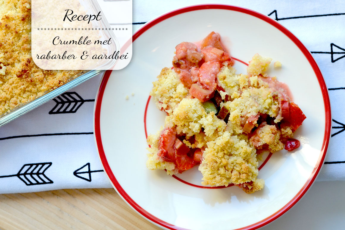 Crumble met rabarber en aardbeien