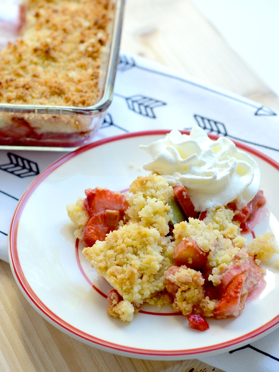 Crumble met rabarber en aardbeien