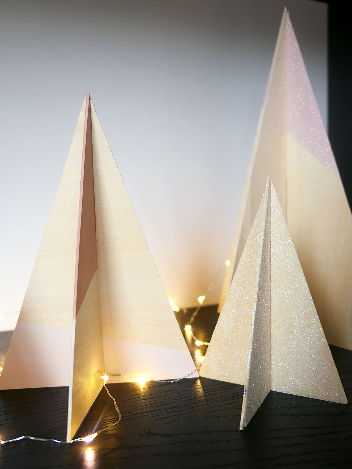 DIY: Minimalistische kerstboompjes van hout