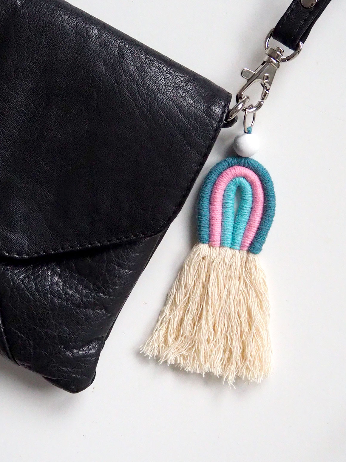 DIY: Regenboog macramé sleutelhanger