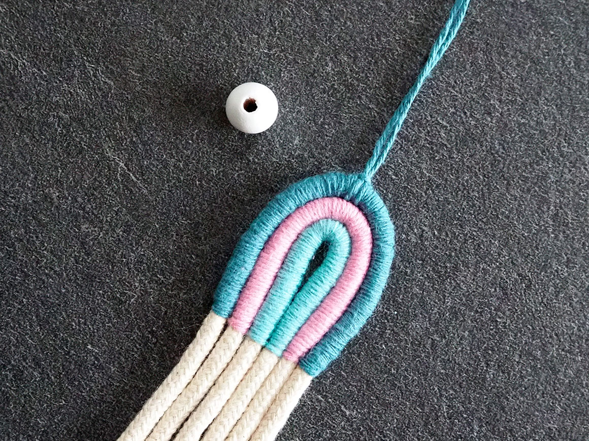 DIY: Regenboog macramé sleutelhanger