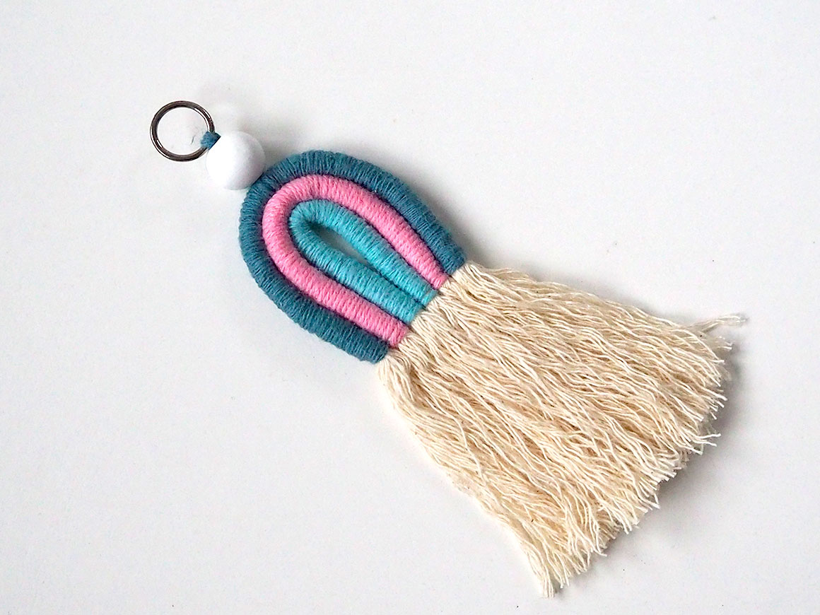 DIY: Regenboog macramé sleutelhanger