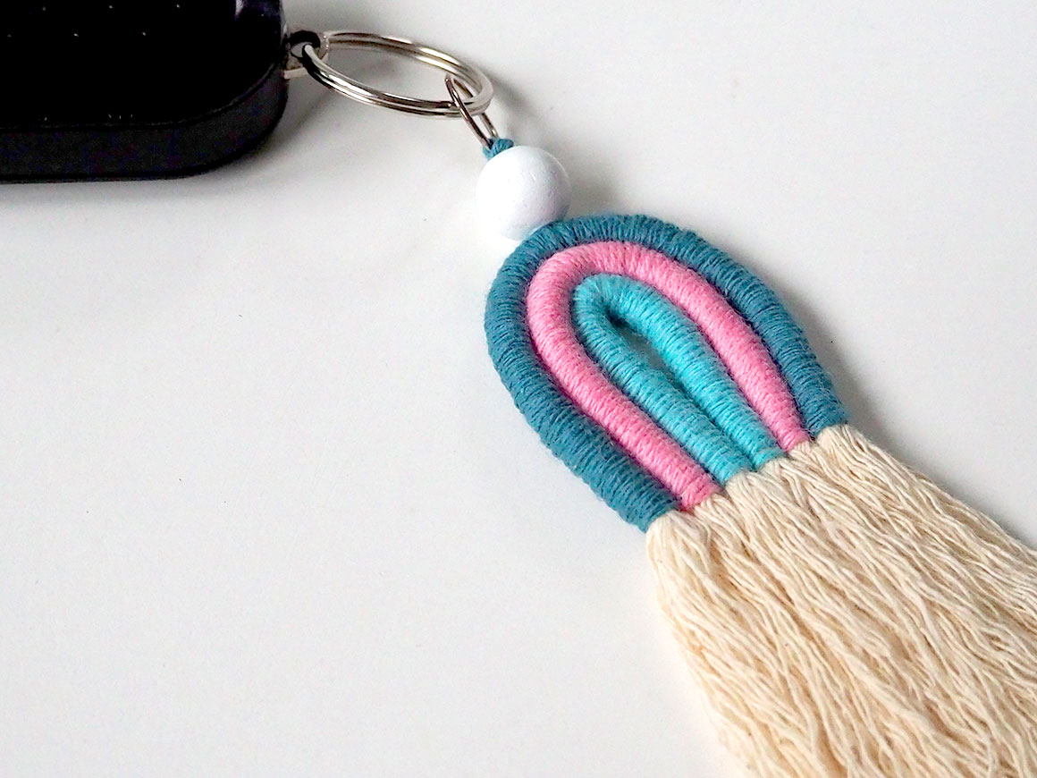 DIY: Regenboog macramé sleutelhanger