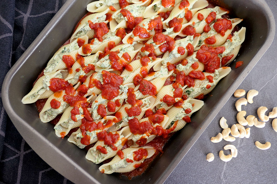 Gevulde pastaschelpen met spinazie en tomatensaus (vegan/vega)