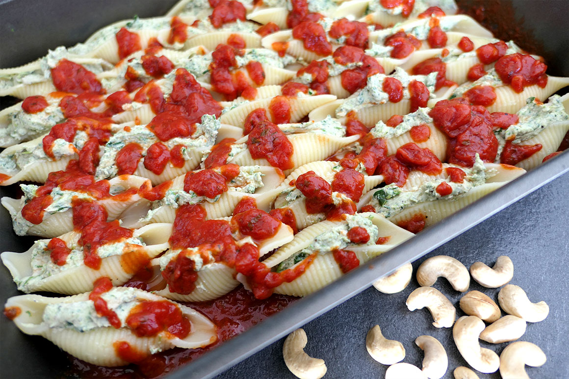 Gevulde pastaschelpen met spinazie en tomatensaus (vegan/vega)