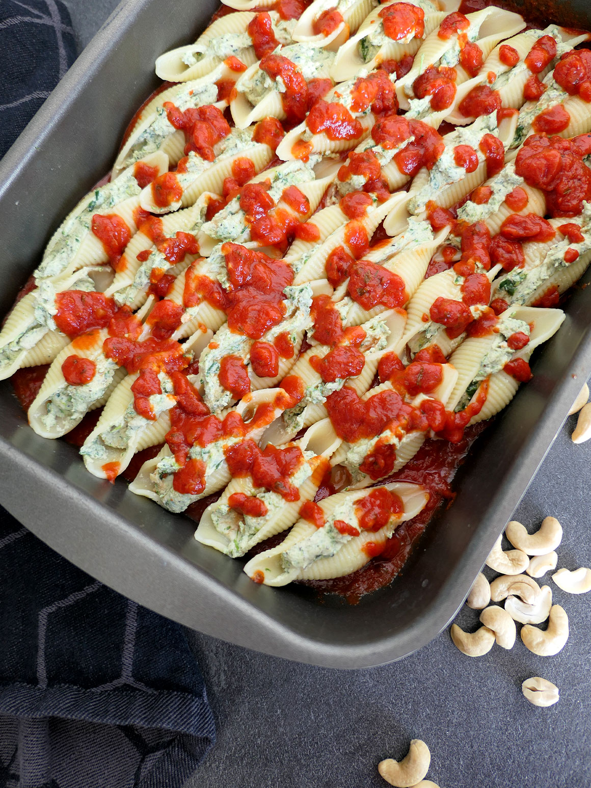 Gevulde pastaschelpen met spinazie en tomatensaus (vegan/vega)