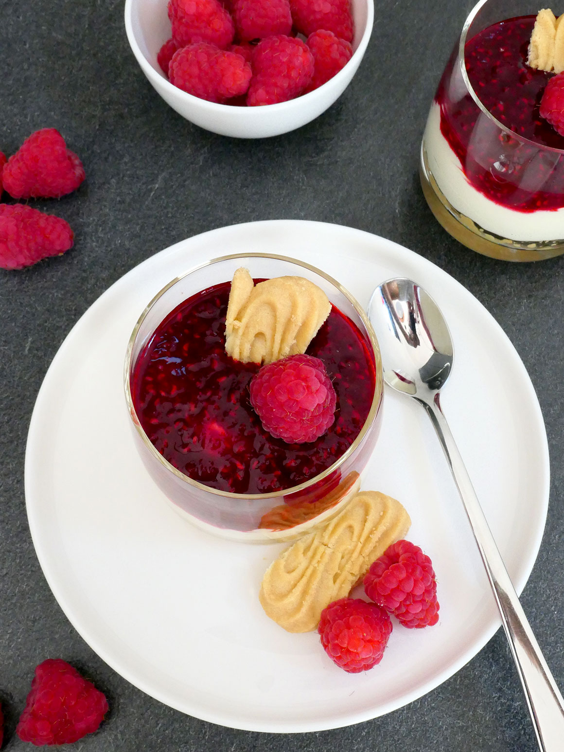 Makkelijke witte chocolademousse taartjes met frambozensaus