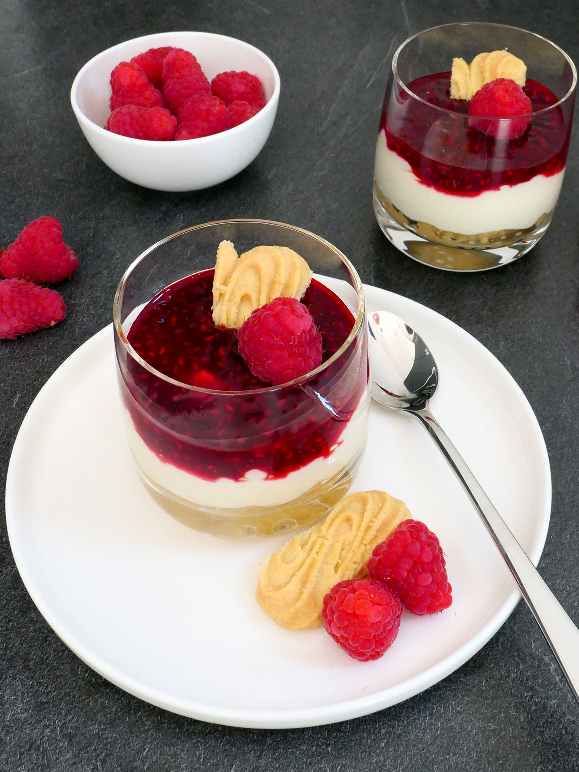 Makkelijke witte chocolademousse taartjes met frambozensaus