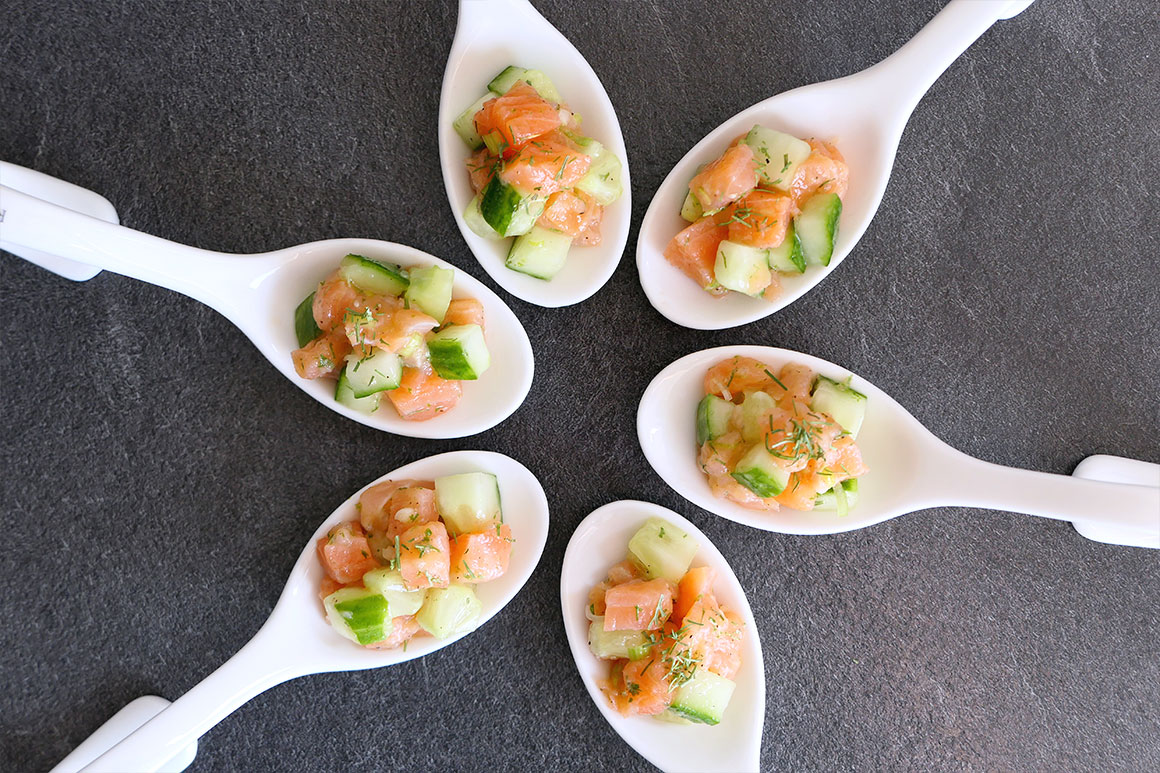 Makkelijke amuse met zalm en komkommer