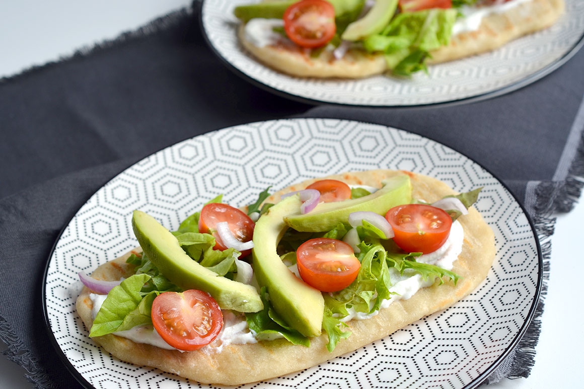 Naan met ricotta, avocado en tomaat