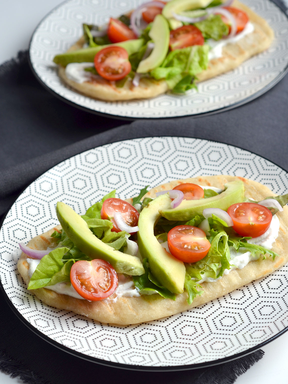 Naan met ricotta, avocado en tomaat