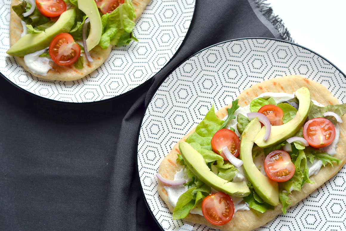 Naan met ricotta, avocado en tomaat