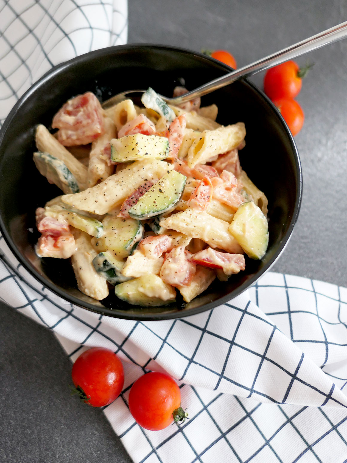 Romige pasta met tomaat & courgette (vegan)