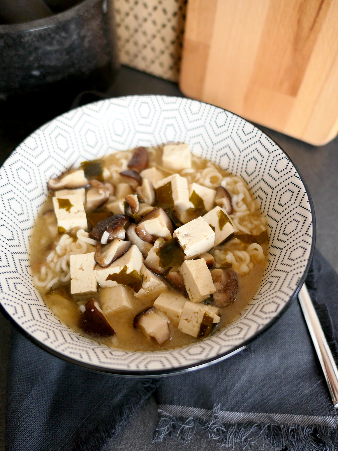 Snelle misosoep met noedels en tofu (vegan)