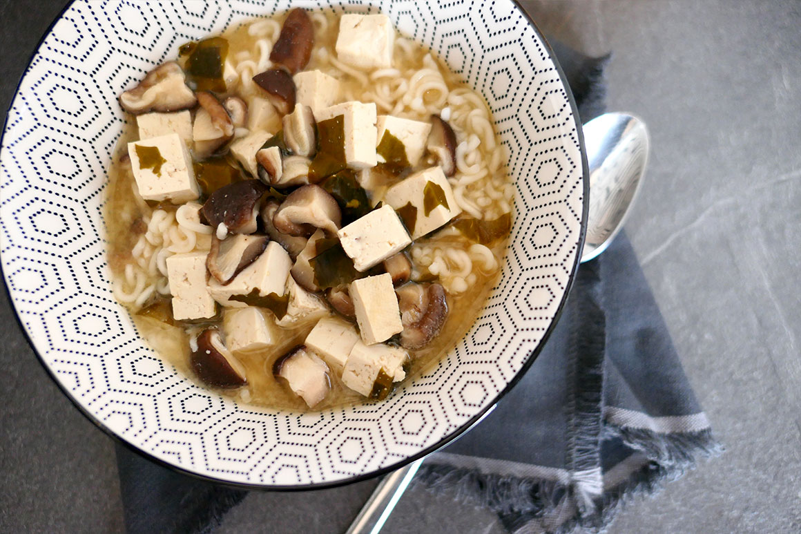 Snelle misosoep met noedels en tofu (vegan)