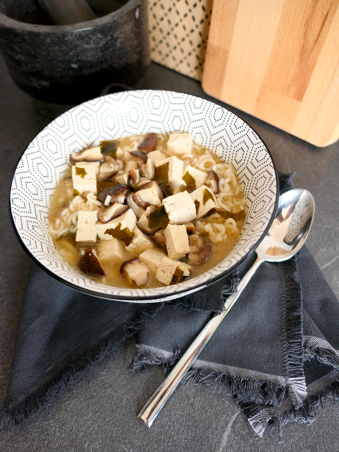 Snelle misosoep met noedels en tofu (vegan)