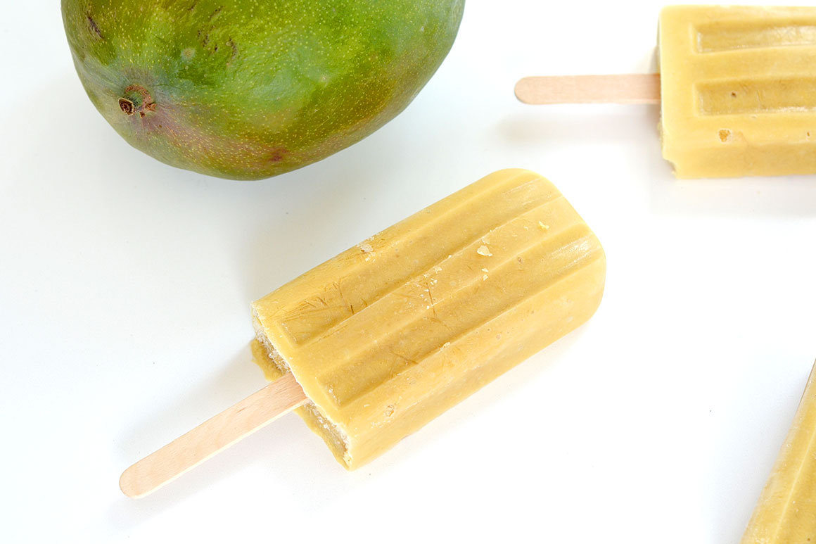 Tropische ijsjes met ananas en mango