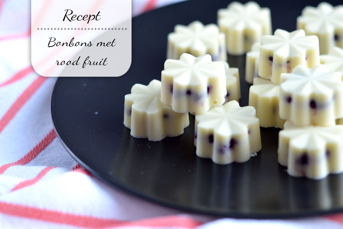 Witte chocolade bonbons met rood fruit