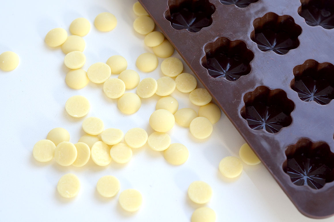 Witte chocolade bonbons met rood fruit