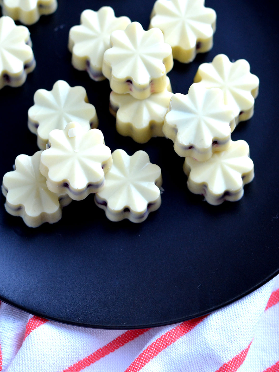 Witte chocolade bonbons met rood fruit