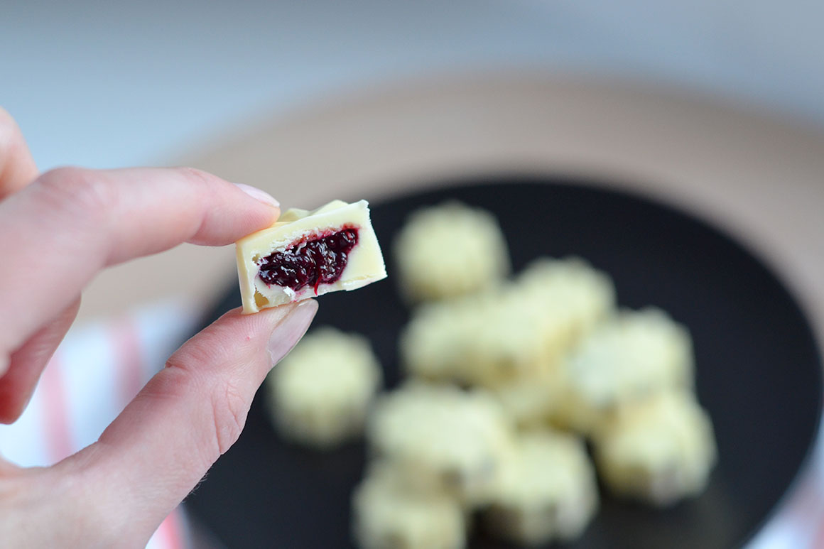 Witte chocolade bonbons met rood fruit