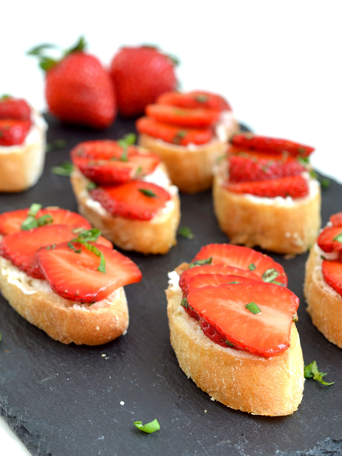 Zomerse bruschetta met aardbei