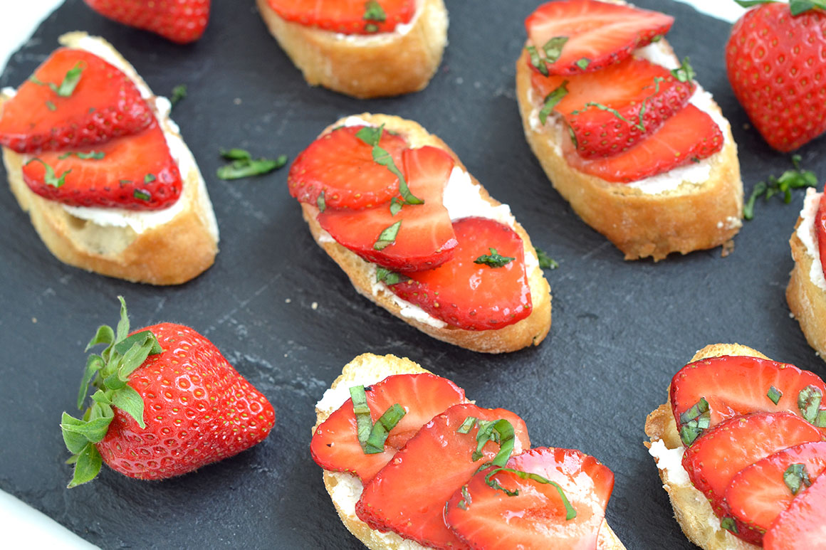 Zomerse bruschetta met aardbei